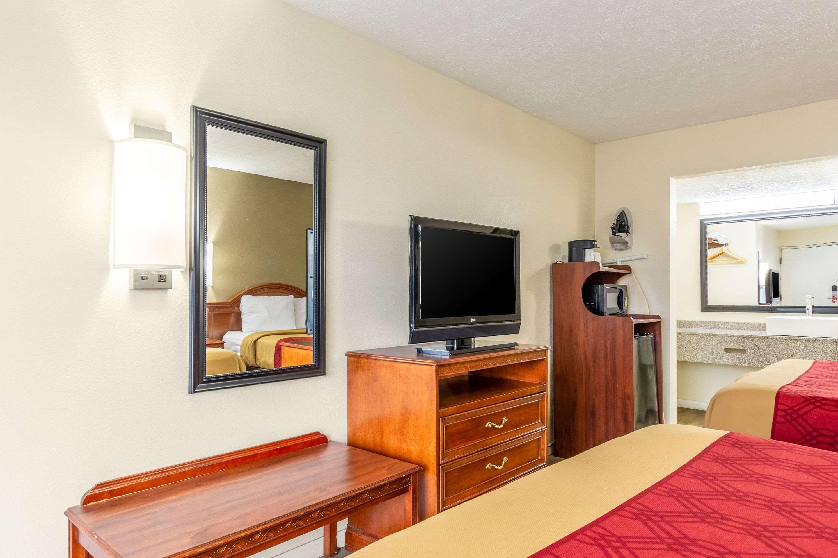 อีโคโน ลอดจ์ Hotel Richwood ภายนอก รูปภาพ
