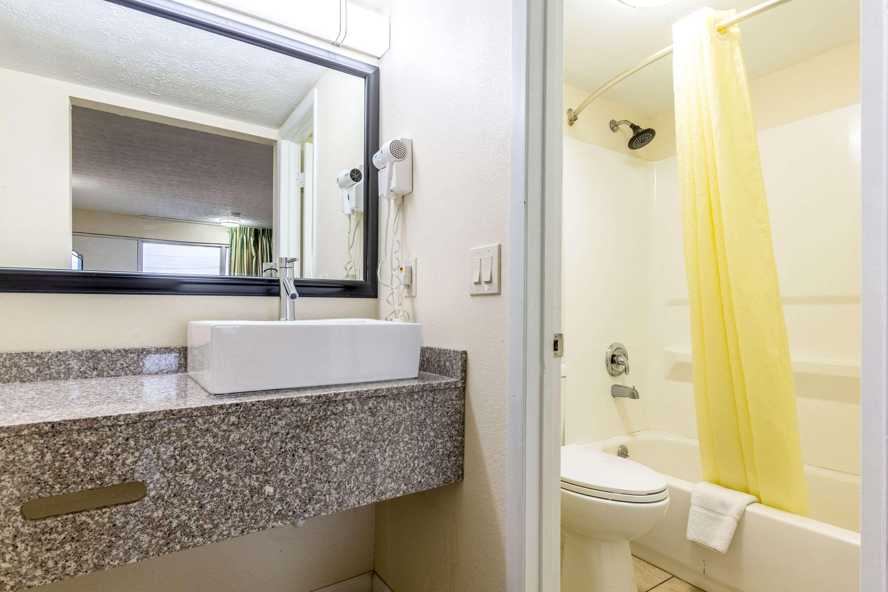 อีโคโน ลอดจ์ Hotel Richwood ภายนอก รูปภาพ
